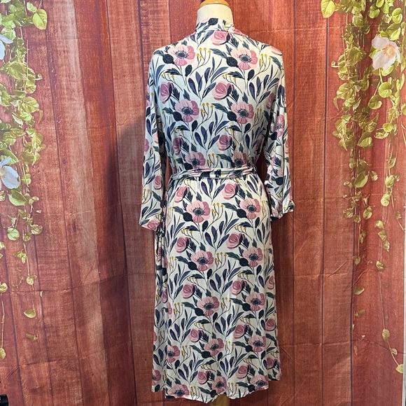 Milkmaid Goods Robe - Picture 2 of 12